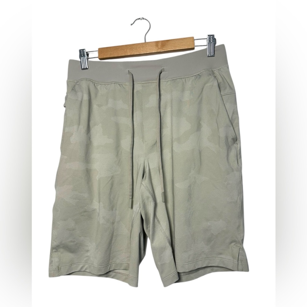 Lululemon T.H.E. Short 9" Linerless Size Medium Variegated Mesh Camo Activewear